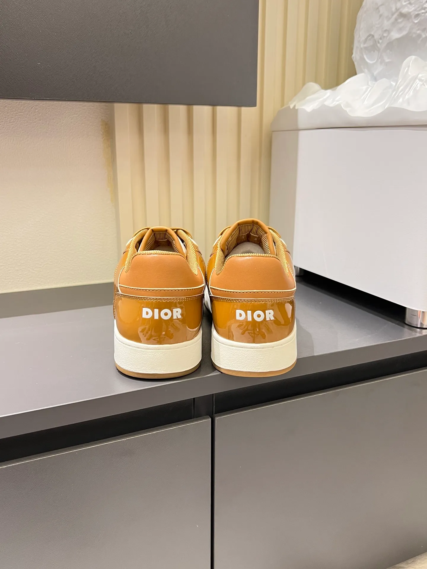Men's shoes 💰p400 "Dio*" mid-top B27 casual sneakers. This B27 high-top sneaker is a new product in the series and continues Di*r's classic style. Crafted from gray and white smooth calf leather with beige and black Oblique print panels on the sides. The "CD Icon" shaped shoelace eyelets are clever and delicate, and the two-color rubber sole, rear collar and heel are all equipped with the brand's iconic details to enhance the style. Oblique printed straps at the ankle allow for an adjustable fit to complement the overall design. Fashionable and versatile, it can complement any look. Create an exquisite design with unique dynamic vitality and modern atmosphere, presented in low-top and high-top styles. This new must-have shoe adds a new dimension to Dior's archive heritage, embodying modern elegance. Purchase the original version and make it 1:1. If you need top quality, please come to me! Male 38-44!